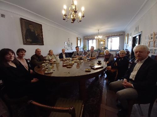 A photo: Attendees to the meeting